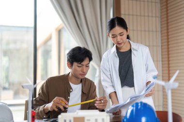 İki mimar, yenilenebilir enerji modelleriyle sürdürülebilir tasarım kavramlarını gözden geçirerek ESG ilkelerini destekliyor.