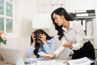 Ofiste bir çalışanın diğeriyle yüzleştiği gergin bir an, işyerindeki stres ve iletişim sorunlarını vurguluyor.