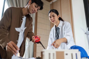 Tasarım yaklaşımlarında ESG ilkelerini vurgulayan sürdürülebilir bir model projesinde birlikte çalışan iki mimar.