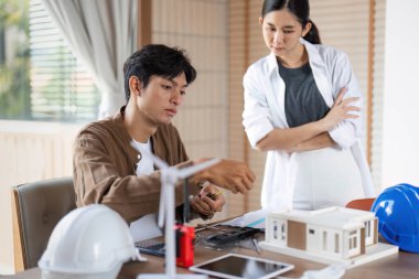 İki mimar, sürdürülebilir tasarım ve çalışma alanlarındaki ESG girişimlerine odaklanarak bir modeli analiz eder..