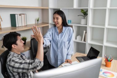 Bir tasarım ekibi başarılı bir tasarım değerlendirmesini iş yerinde gösterişli bir takım çalışması ve pozitif enerjiyle kutluyor..