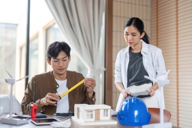 Genç bir mimar ve mühendis, projelerinde ESG ilkelerine odaklanarak sürdürülebilir tasarım üzerinde işbirliği yapmaktadır..