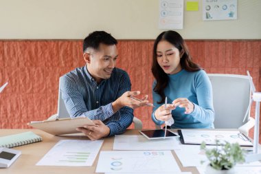 Meslektaşlar ESG girişimleri, belgelerin değerlendirilmesi ve içgörülerin paylaşılması hakkında verimli bir diyalog içine girerler..