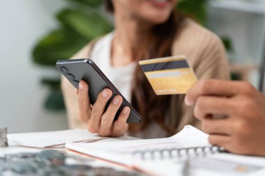 Finans, kredi kartı ve akıllı telefondan bahseden bir çift. İletişim ve mali planlamaya odaklan.
