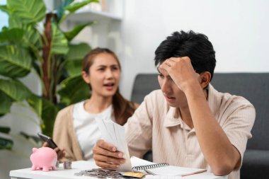 Finansal belgelerle ilgili endişelerini dile getiren bir çift. Duygusal esneklik ve finansal zorluklara odaklan.