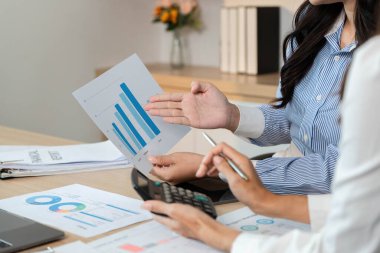 Finansal grafikler ve içgörüler sunan iş profesyonelleri, işbirliğini ve stratejik planlamayı teşvik ediyor.