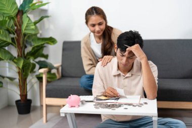 Bir çift, mali farkındalık ve desteğin önemini vurgulayarak harcamalarını ve makbuzlarını gözden geçirirken mali stresle karşı karşıya bulunuyor.