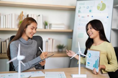 İki profesyonel, sürdürülebilir enerji, ESG ilkeleri ve takım çalışmasının vurgulanması konulu bir tartışmaya katıldı.