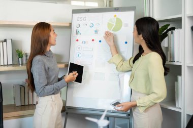 ESG veri ve stratejilerini inceleyen iki profesyonel, işbirliğini ve çevresel sorumluluğa bağlılığı vurguladı.
