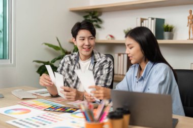 UX ve UI projelerinde işbirliği yapan iki tasarımcı, canlı bir çalışma alanındaki renk örnekleri ve yerleşim stratejilerini değerlendirir..