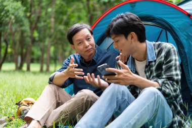 Bir baba ve oğul kamp çadırlarında anlamlı bir sohbete girişir. Doğanın huzuru ve birbirlerine eşlik etmelerinin tadını çıkarırlar..