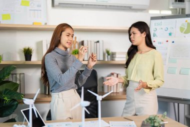Profesyoneller ESG girişimleri, takım çalışmalarının gösterilmesi ve modern bir çalışma alanında yenilikler hakkında bir sohbete giriştiler.
