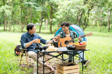 Bir baba ve oğul, müziğin tadını çıkarırken, aile bağlarını ve açık hava deneyimlerini ön plana çıkarırlar..