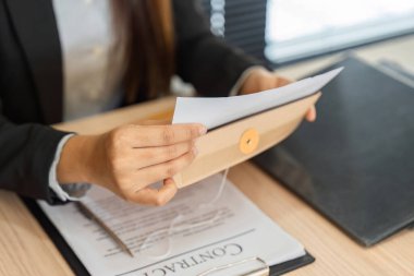 Bir avukat titizlikle yasal belgeleri hazırlar, profesyonelliği gösterir ve yasal iş akışındaki organizasyonun önemini gösterir..