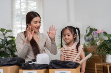 Bağlantı anında, bir anne kızına geri dönüşümün önemini açıklar, sürdürülebilir bir gelecek için ekolojik bilinç alışkanlıklarını teşvik eder..