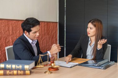 Avukatlar bir ofis ortamında iş birliği yaparak hukuki danışmanlık ve temsil sağlıyorlar. Konuşmaları, hukuki konularda iletişim ve stratejinin önemini vurguluyor..