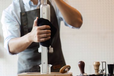 Titiz bir barista kahve makinesini temizler, sürdürülebilir kahve hazırlarken yüksek temizlik ve hijyen standartlarını sağlar..