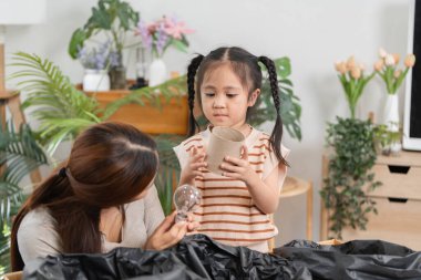 Bir anne, geri dönüşüm zevkini bir ampulle göstererek, kızına ekolojik bilinç alışkanlıklarını benimsemesi ve sürdürülebilirliğin önemini öğrenmesi için ilham vererek paylaşır..