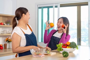 Işıl ışıl bir mutfakta, iki arkadaş neşeli dakikalardan zevk alır. Taze malzemelerle sağlıklı yemekler hazırlar, neşe ve yaratıcılığı somutlaştırır..