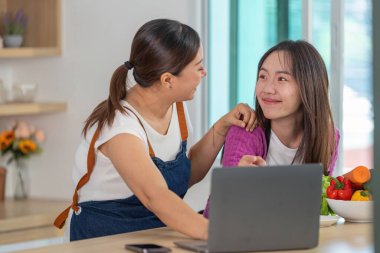 Kadınlar eğlenceli bir yemek pişirme seansına katılır. Sıcak bir mutfak ortamında canlı sebzelerle sağlıklı yemekler hazırlarlar..