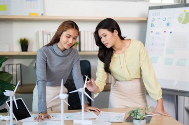 Sürdürülebilir enerji girişimleri üzerinde işbirliği yapan profesyoneller, ESG ilkeleri ve stratejilerine odaklanıyorlar.