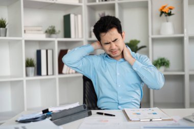 Kas ağrısı ve ağrıları olan bir ofis çalışanı modern çalışma ortamında ofis sendromunun yaygın sorununu gösteriyor..