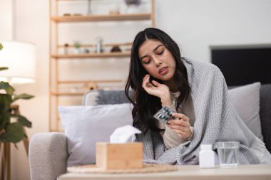 Bir kadın rahat bir ortamda tedavi ve bakım arayışı içinde evinde kendini rahatsız hisseder..