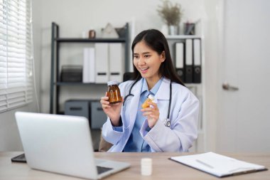 Çevrimiçi danışmanlık yapan doktor, video aracılığıyla etkili tıbbi tedavi öneriyor..