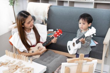Bir anne ve oğlu aynı müzikal anı paylaşıyor. Ukulele çalıp, kapalı bir ortamda kaynaşıyorlar..