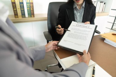 Bir iş kadını, imzalamadan önce anlaşmanın kilit noktalarını belirler..