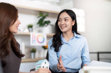 İki kadın mimar yenilikçi bir ev tasarımıyla ilgili fikirlerini paylaşıyor, bir modeli sergiliyor ve canlı bir sohbete girişiyor..