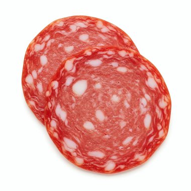 Beyaz arka planda izole edilmiş salam dilimleri. Salamlı sosis.