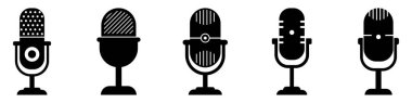 Siyah mikrofon simgeleri. Beyaz arka planda izole edilmiş siyah mikrofon siluetleri. Vektör illüstrasyonu.