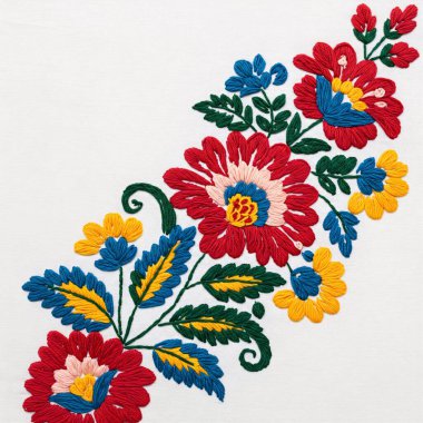 Kırmızı, mavi, sarı ve yeşil yapraklı çiçekli nakış deseni..