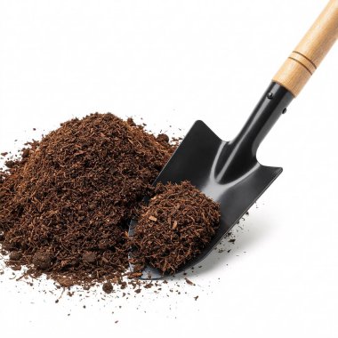 Beyaz arka planda izole edilmiş toprak yığınındaki siyah kürek. Yakın plan kazmak için bahçe aracı.