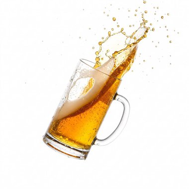 Bira bardağı düşüyor, içkiyi döküyor ve beyaz arka planda izole edilmiş sıçramalar yaratıyor..
