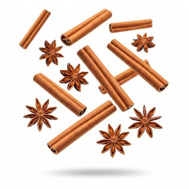 Düşen tarçın çubukları ve yıldız anason, beyaz arka planda izole. Yemek yapmaya uygun..