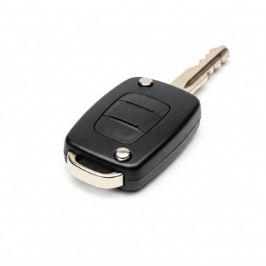 Metal bıçaklı siyah araba anahtarı ve beyaz arka planda düğmeler..