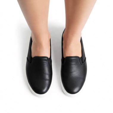 Beyaz arka planda izole edilmiş beyaz tabanlı siyah deri ayakkabılar. Rahat ve rahat ayakkabıların üst görünümü.