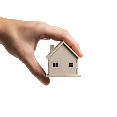 Küçük bir oyuncak evi, beyaz bir arka planda izole edilmiş..