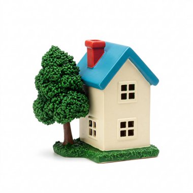 Yeşil ağacın yanındaki küçük renkli ev, beyaz arka planda izole edilmiş..