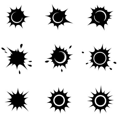 Beyaz arka planda izole edilmiş kurşun delikleri, atış izleri veya patlamaların siyah ve beyaz vektör simgeleri.