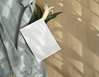 Beyaz kart maketi el yapımı gerçek fotoğraf Lily çiçekli kahverengi bg gölgesi