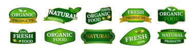 Yeşil yaprak amblemi ve çevre dostu kurdele içeren organik gıda etiketi, taze ve sağlıklı ürünlerin tanıtımı için idealdir. Doğal ve basit bir tasarım ile markalaştırma çiftliği için mükemmel..