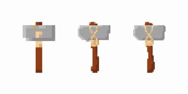 Metal bıçaklı ve ahşap saplı üç pikselli balta. Her birinin kendine has ayrıntıları ve özellikleri var..