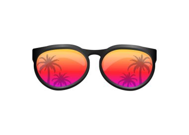 Güneş gözlüklerinin lenslerde yansıması, palmiye ağaçlarını göstermesi, sıcak, tropikal bir his uyandırır..