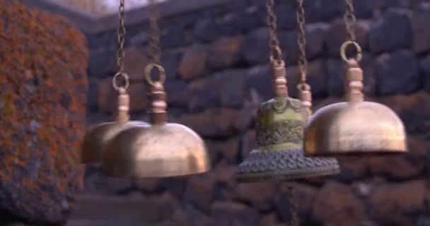 金色的铃铛挂着 教堂的钟声砖墙 游客来了 亚美尼亚 塞万Sevanavank Yerevan Karabakh — 图库视频影像