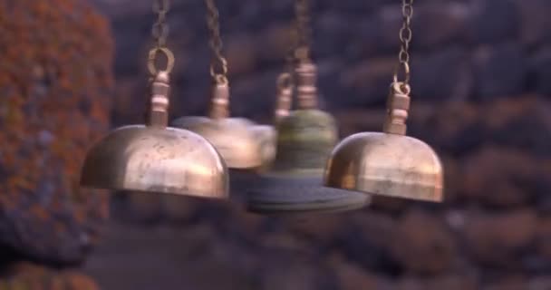 Kleine Gouden Belletjes Hangen Brons Kerkklokken Bakstenen Muur Toeristen Komen — Stockvideo