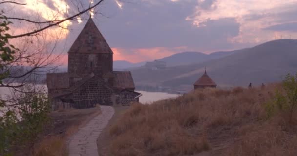 Örményország Hegyei Között Repül Sevan Tavon Régi Sevanavank Templom Templomhoz — Stock videók