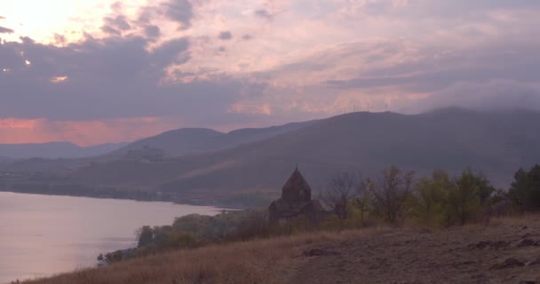 Vliegen Tussen Bergen Van Armenië Aan Het Meer Van Sevan — Stockvideo